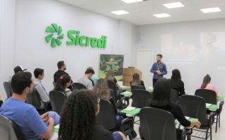 Sicredi oferece bolsas de curso profissionalizante em cooperativismo de crdito para jovens