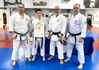 Karatecas fazem exames de graduaes de troca de faixas