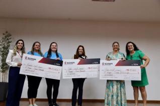 Professores recebem os prmios do concurso Inova Educao