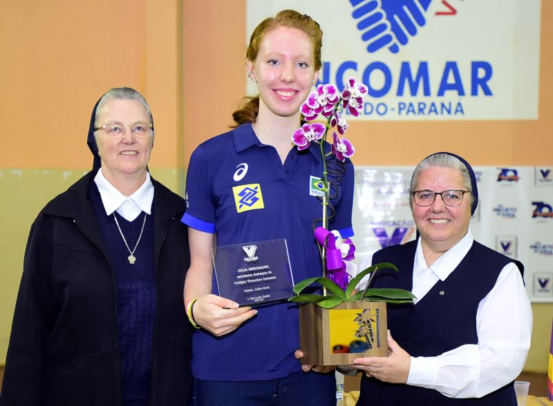 ​Julia Bergmann recebe homenagem no Colgio Incomar